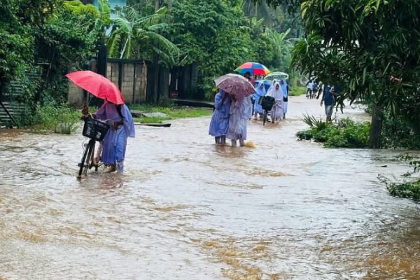 முற்றாக வெள்ளத்தில் மூழ்கிய அம்பாறையின் பிரதான வீதிகள் | Main Streets Of Ampara Flooded