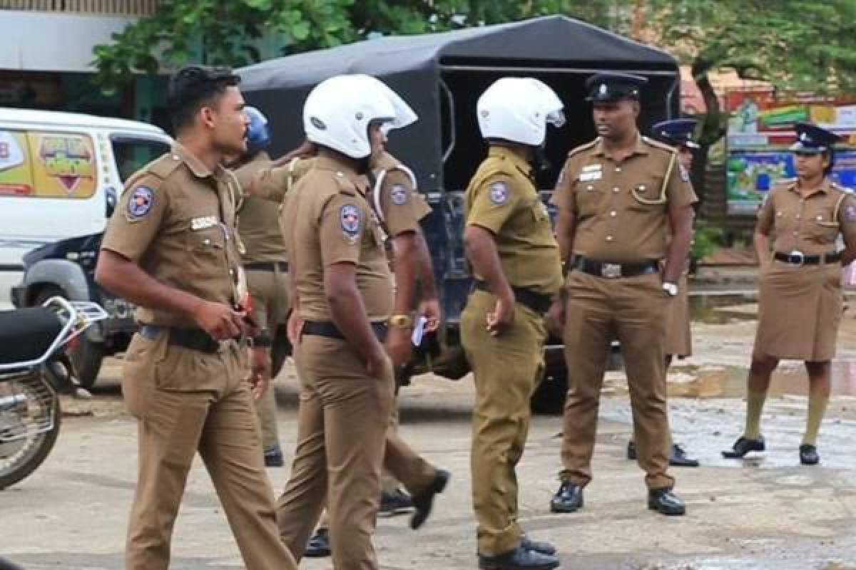 சாய்ந்தமருதில் இலஞ்சம் பெற்ற பொலிஸ் உத்தியோகத்தர்கள் இருவர் கைது | 2 Police Officers Arrested For Accepting A Bribe சாய்ந்தமருதில் இலஞ்சம் பெற்ற பொலிஸ் உத்தியோகத்தர்கள் இருவர் கைது | 2 Police Officers Arrested For Accepting A Bribe