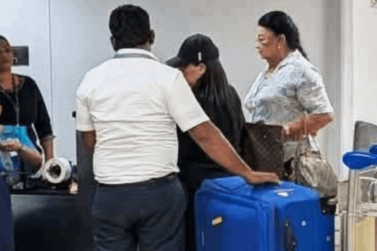 இரவோடு இரவாக நாட்டிற்குள் நுழைந்த ஷிரந்தி.. விரைவில் எஃப்.சி.ஐடியில் முன்னிலை | Shiranthi Returned From Singapore Fcid இரவோடு இரவாக நாட்டிற்குள் நுழைந்த ஷிரந்தி.. விரைவில் எஃப்.சி.ஐடியில் முன்னிலை | Shiranthi Returned From Singapore Fcid