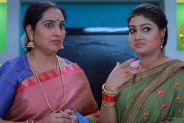 ரோஜா சீரியலில் மாமியார் காயத்ரிக்கு இவ்வளவு பெரிய மகளா? வாவ்... அம்மாவையும் மிஞ்சிய பேரழகு..!