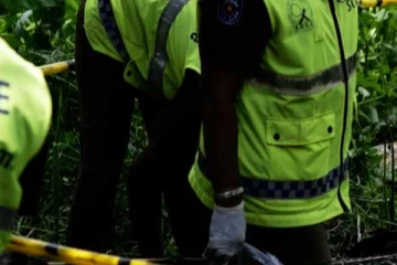 පොලිසියට කඩුවකින් පහර දුන් පුද්ගලයකු පොලිස් වෙඩි පහරින් මරුට..!