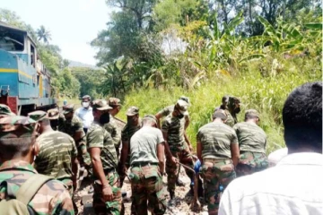 උදයදේවී කැඩූ රේල් පාර හදන්න යුද හමුදාව එක් වෙයි..(PHOTOS)