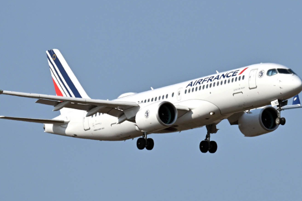 இயந்திரத்தில் இருந்து எரியும் மணம்; 469 பேருடன் அவசரமாக தறையிறக்கப்பட்ட எயார் பிரான்ஸ் | Air France 469 Passenger Made Emergency Landing இயந்திரத்தில் இருந்து எரியும் மணம்; 469 பேருடன் அவசரமாக தறையிறக்கப்பட்ட எயார் பிரான்ஸ் | Air France 469 Passenger Made Emergency Landing