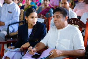 கொஞ்ச காலம் பேட் மேன்; இப்போது பஸ் மேன்; எதிர்க்கட்சித் தலைவர் சஜித்!