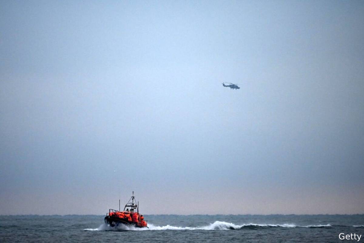 பிரித்தானியாவுக்குள் நுழையும் முயற்சியில் புலம்பெயர்வோர் இருவர் பலி | 2 Migrants Dies While Cross Channel To Uk