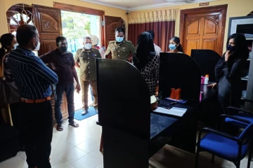 மன்னார் வீதியில் தனியார் கல்லூரி சுகாதார பரிசோதகர்களால் பூட்டு