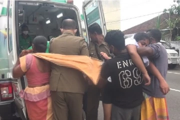 ஆய்வு கூடத்தில் இருந்து திடீரென மயங்கிச் சரிந்த தாதியர்கள்