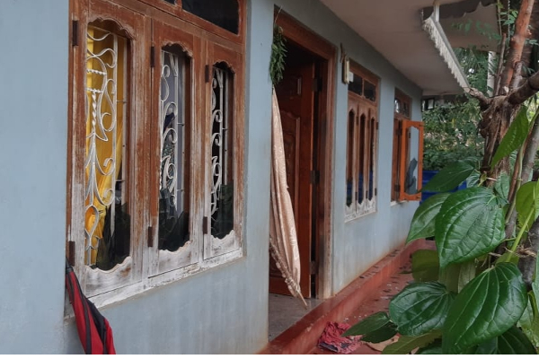 யாழில் வீடுபுகுந்து ரௌடிகள் அட்டகாசம்!(Photos) | House Breaking Raiders In Yali