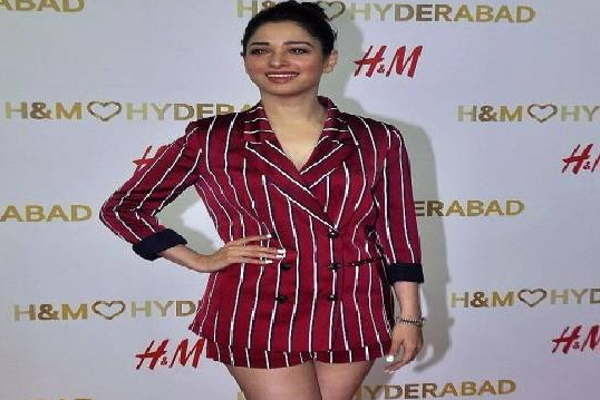 விருது விழாவிற்கு விசித்திர உடையில் வந்த தமன்னா...அதிர்த்துப்போன இணையதளம் | Award Function Tamana Shocking Dress Up