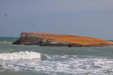 முல்லைத்தீவு கடற்பரப்பில் கரை ஒதுங்கியுள்ள மிகப்பெரிய கப்பல்! படையெடுக்கும் மக்கள்(Video)