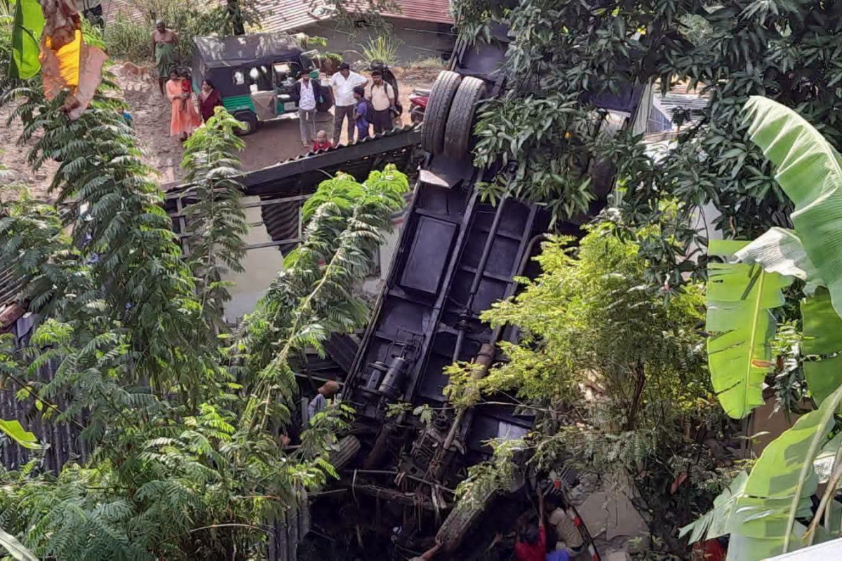 75 அடி பள்ளத்தில் வீட்டின் மீது பாய்ந்த லொறி ; நால்வர் படுகாயம் | Lorry Plunges 75 Feet Onto House