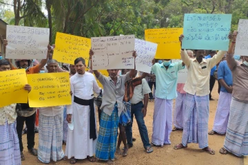 கிளிநொச்சி விவசாயிகளால்  முன்னெடுக்கபட்ட கவனயீர்ப்பு போராட்டம் (Photos)