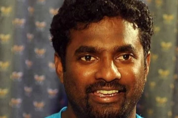 දිගටම උද්ඝෝෂණය කරලා වැඩක් නෑ.. ආණ්ඩුව විසඳුමක් දෙයි.. මුරලි තනි සටනක ඉදලා කීව කතාව.. (PHOTO)