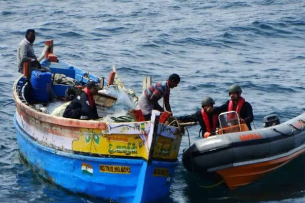 தூத்துக்குடியிலிருந்து இலங்கைக்கு வந்த படகு சுற்றிவளைத்து பிடித்த இந்திய கடலோர காவல் படை | Six Fishermen Tried To Smuggle Beedi Leaves