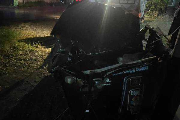 கட்டுநாயக்க பகுதியில் அதிசொகுசு பேருந்து விபத்து: இருவர் பலி | Colombo Batticaloa Bus Accident கட்டுநாயக்க பகுதியில் அதிசொகுசு பேருந்து விபத்து: இருவர் பலி | Colombo Batticaloa Bus Accident