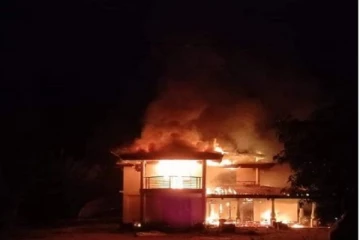 நாடாளுமன்ற உறுப்பினர் டபிள்யு.டி வீரசிங்கவின் வீடும் மக்களால் எரிப்பு (Photos)