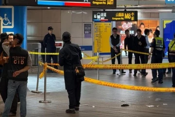 ரயில் நிலையத்திற்குள் புகுந்து இளைஞர் நடத்திய பயங்கரம் ; 3 பேர் உயிரிழப்பு