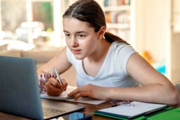 பிரபலங்களின் போட்டோக்களுக்கு ஒரு லைக் போட்டால் இத்தனை ஆயிரமா? மக்களே உஷார்