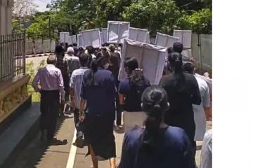 "මේ අර්බුදය දේශපාලකයන් නිර්මාණය කල එකක් මිස ජනතාව නිර්මාණය කළ එකක් නොවේ".. විශ්වවිද්යාල ආචාර්යවරුන් කළ විරෝධතාව (VIDEO)
