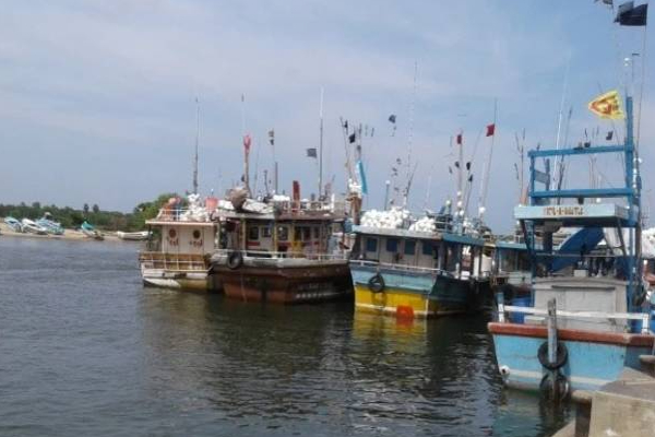 கடலுக்கு சென்ற நான்கு மீனவர்கள் காணவில்லை! | Four Fishermen Missing Deep Sea Work Batticaloa