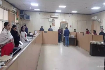 முதியவரை காக்க வைத்த அரசு ஊழியர்கள்; அதிகாரி கொடுத்த நூதன தண்டனை - வைரலாகும் வீடியோ