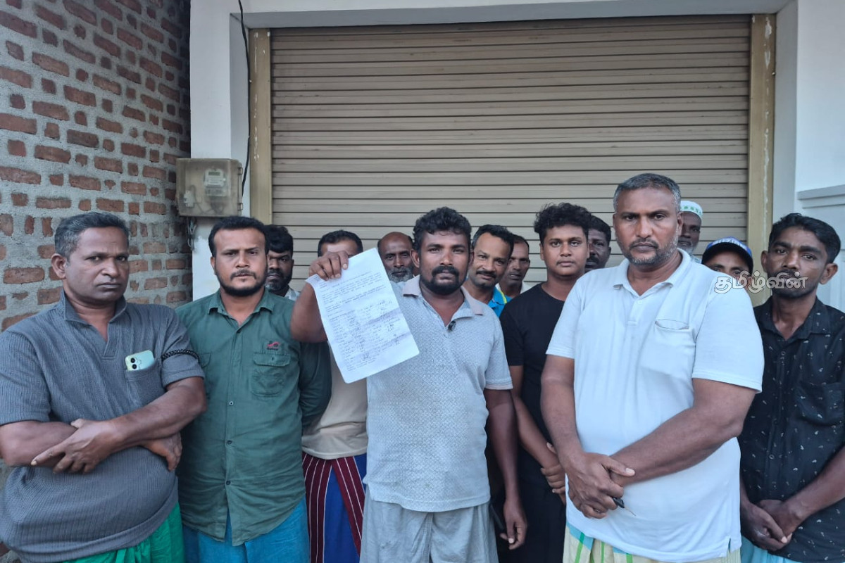 நிரந்தர கடைத்தொகுதி கோரும் வீதியோர மீன் வியாபாரிகள் - றிசாட் பதியுத்தீன் வாக்குறுதி | Roadside Fish Vendors Seeking Permanent Market நிரந்தர கடைத்தொகுதி கோரும் வீதியோர மீன் வியாபாரிகள் - றிசாட் பதியுத்தீன் வாக்குறுதி | Roadside Fish Vendors Seeking Permanent Market