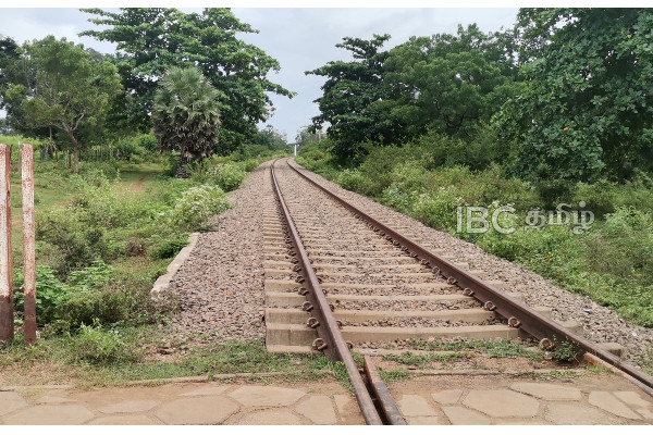 தொடருந்துடன் மோதி குடும்பஸ்தர் ஒருவர் பலி! வவுனியாவில் சம்பவம் (படங்கள்) | Accident Police Investigating Srilanka