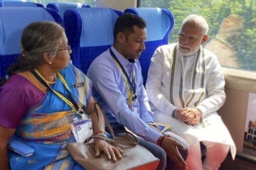 ‘வந்தே பாரத்’ விரைவு ரயில் சேவை தொடங்கி வைத்து ஊழியர்களுடன் பயணம் செய்த பிரதமர் மோடி