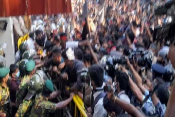 பிரதமரின் வீட்டிற்கு முன்னால் பதற்றம்!