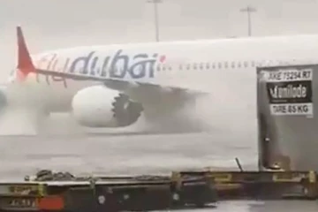 வெள்ள நீரில் தத்தளித்த உலகின் பரபரப்பான விமான நிலையம்! வைரல் வீடியோ