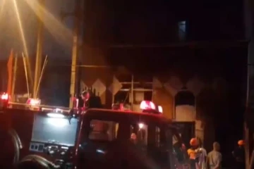 රත්නපුර වෙළඳසැලක හදිසි ගින්නක් – හමුදාවත් එක්ව පාලනය කරයි