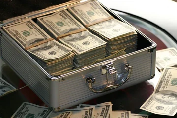 கோடிக்கணக்கான பணத்தை சாலையில் அள்ளி இறைத்த நபர்! அமெரிக்காவில் வினோத சம்பவம்