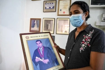 "..අවුරුදු 11ක් රට ඉඳලා සිරුරු කොටස් ගෙනෙයි කියලා හිතුවේ නෑ..එයා හොරු අරන් ගියා වගේ.."අතිශය සංවේදී වූ ප්රියන්තගේ බිරිය හැඩූ කඳුලින් කියන කතාව