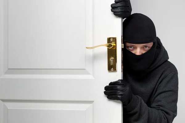 பெண்ணை மிரட்டி ஒரு கோடி பெறுமதியான சொத்துக்கள் கொள்ளை! | Robbery Of Property Worth One Crore