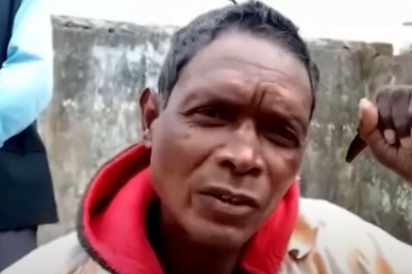 வாய் பேச முடியாது நடக்க முடியாது இருந்த நபருக்கு தடுப்பூசியேற்றியதன் பின்னர் நிகழ்ந்த ஆச்சரியம்! - ஐபிசி தமிழ்