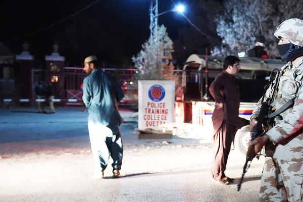 பாகிஸ்தானில் நடந்த பயங்கரவாத தாக்குதல் | Police Attacked In Pakistan 6 Dead