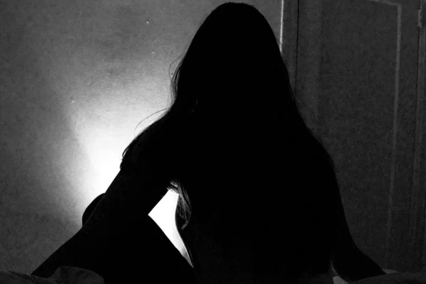 இலங்கைப் பெண்கள் விற்பனை; தூதரக அதிகாரி இடை நீக்கம்! | Sri Lankan Women For Sale Oman
