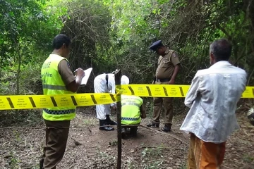 வவுனியாவில் காட்டுப்பகுதியிலிருந்து மனித எச்சங்கள் மீட்பு (படங்கள்)