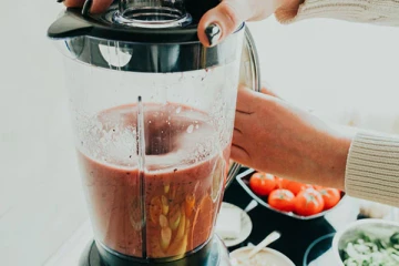 ஆபத்து... மிக்ஸியில் இந்த பொருட்களை மட்டும் தவறி கூட போட்டு அரைச்சுடாதீங்க