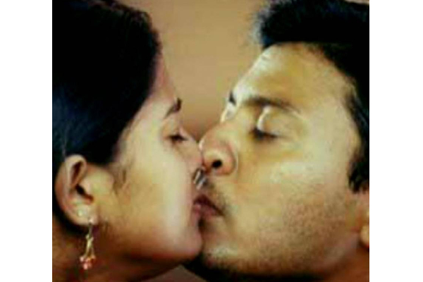 லிப்லாக்கில் கலக்கிய நடிகர்கள்.. லீலை நாயகன் கமல் முதல் விக்ரம் வரை!! | World Kiss Day From Tamil Actor Actress Lip Kiss