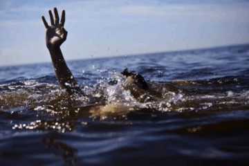 දැදුරු ඔයේ දිය නෑමේදී අනතුරක් - දෙදෙනෙකු මරුට, තවත් 6ක් අතුරුදන්