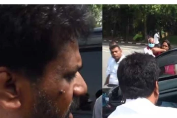 පොලිස් බැරියර් අතරින් ඉදිරියට ඇවිත් විරෝධතාකරුවන් හමු වූ අනුර..(VIDEO)