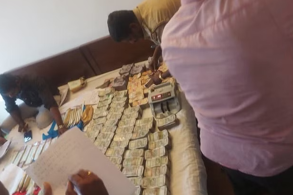 சொகுசு விடுதியில் குவிந்து கிடந்த பணம்; சிக்கிய 4.5 கோடி - தேர்தல் களத்தில் பரபரப்பு! | 4 Crores Of Money Trapped In Karnataka சொகுசு விடுதியில் குவிந்து கிடந்த பணம்; சிக்கிய 4.5 கோடி - தேர்தல் களத்தில் பரபரப்பு! | 4 Crores Of Money Trapped In Karnataka