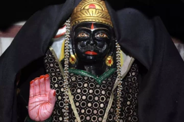 ஆட்டிப் படைக்கும் சனி புத்தாண்டில் லாப மழை பொழிவார்! குரு பார்வை விழும் போதும் மறந்தும் இந்த நிறத்தை மட்டும் அணியாதீர்கள்
