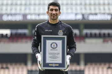 தெருக்களில் உறங்கிய ஈரான் வீரர் - FIFA உலகக் கிண்ணத்தில் 2 கின்னஸ் சாதனை