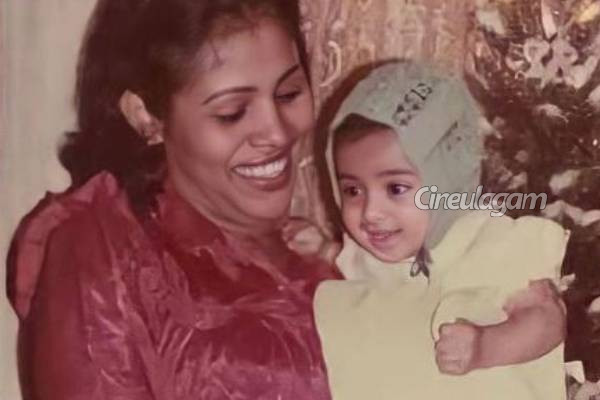 சிறுவயதில் செம கியூட்டாக இருக்கும் இந்த டாப் நடிகை யார் தெரிகிறதா?- அட இவரா? | Top Actresses Childhood Photo Goes Viral சிறுவயதில் செம கியூட்டாக இருக்கும் இந்த டாப் நடிகை யார் தெரிகிறதா?- அட இவரா? | Top Actresses Childhood Photo Goes Viral