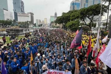 இந்தோனேசியாவில் ஜனாதிபதிக்கு எதிர்ப்பு தெரிவித்து மாணவர்கள் போராட்டம்