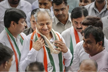 Ashok Gehlot History in Tamil: முன்னாள் பிரதமர் இந்திரா காந்தியை ஈர்த்து அரசியலுக்குள் அடியெடுத்து வைத்த அசோக் கெலாட்!