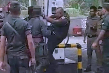 சிவிலியனை எட்டி உதைத்த இராணுவ அதிகாரிக்கு நேர்ந்த கதி!
