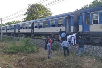யாழ் சென்ற புகையிரதம் விபத்து; பயணிகள் அவதி!